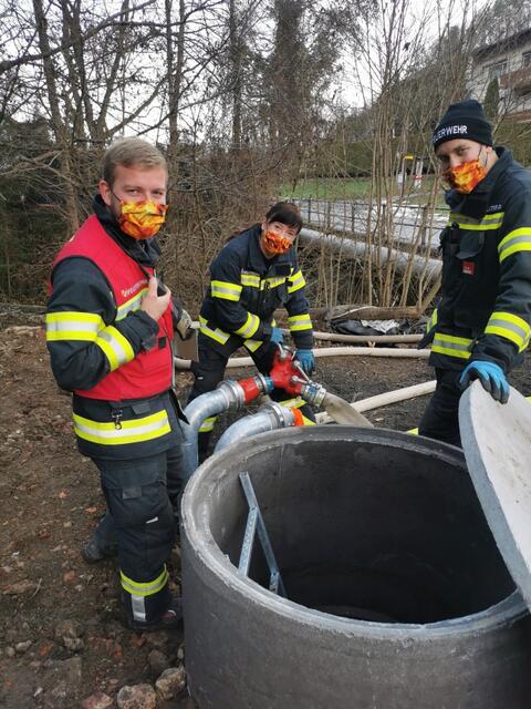 Garsten Feuerwehren befüllen neu errichtete Löschwasserbehälter