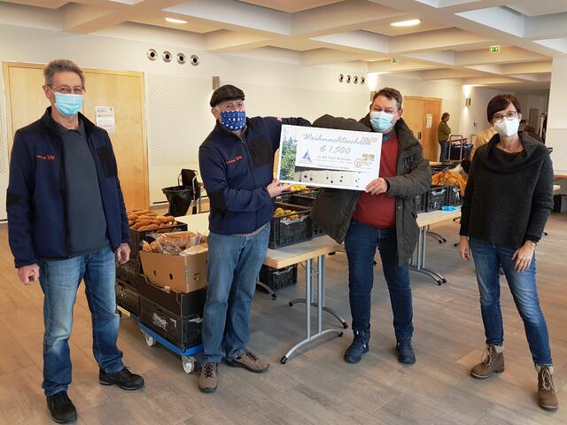 Weihnachtsscheck-Übergabe an die Tafel - vlnr: Josef Gupfinger / Kassier der Tafel, Konrad Prommegger / Obmann der Tafel, Klaus Schäfer / Commodore des YCBS, Nina Hofmann / Tafel Braunau und Sachspendensammlerin für die Lesbos-Flüchtlingshilfe