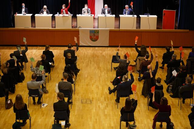 50 Mandatare aus neun Fraktionen wurden im Bezirksparlament Rudolfsheim-Fünfhaus angelobt.