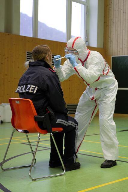 Steiermarkweit lassen sich nun auch Polizisten mit einem Antigen-Schnelltest auf das Coronavirus testen. | Foto: LPD Steiermark