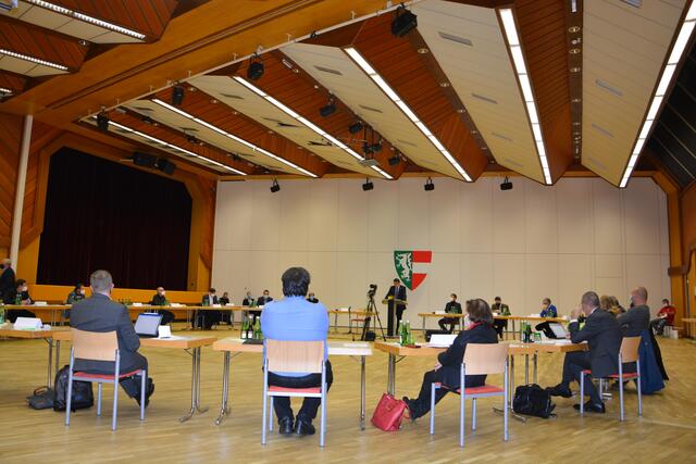 Coronabedingt ging die vergangene Gemeinderatssitzung mit Abstand und Mund-und Nasenschutz in der Stadthalle Fürstenfeld über die Bühne.