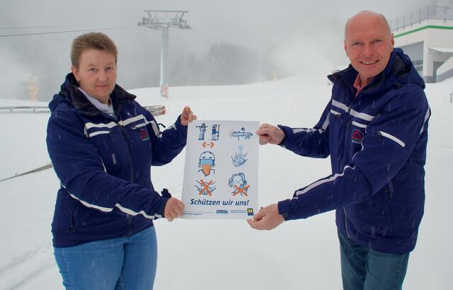Schischaukel Mönichkirchen-Mariensee: Michaela Dissauer und Gerald Gabauer präsentieren die Corona-Regeln für Skifahrer.