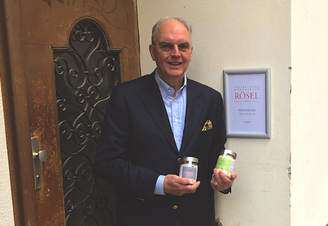 Alles Gute aus Wien im Glas: Der Hietzinger Roland Singer macht am Alsergrund Mayonnaise nach Ottakringer Rezept.  | Foto: Berger