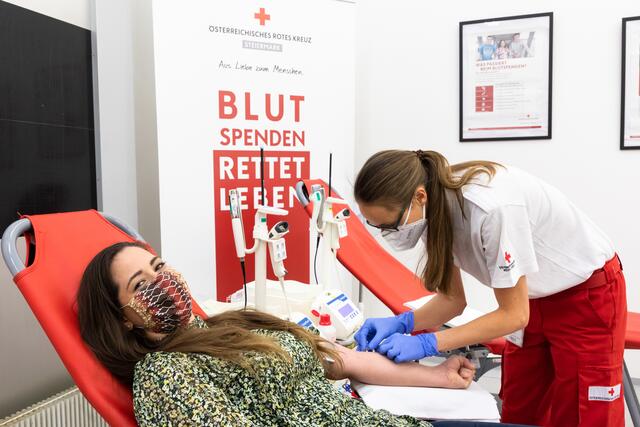 Antikörper "spenden": Redakteurin A. Riemer wagte den Selbstversuch und spendete als Covid-Genesene zum ersten Mal Blut. | Foto: Jorj Konstantinov