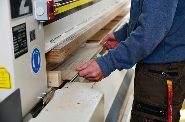 Tischler und Zimmerer sind nur zwei der vielen Lehrberufe, bei denen dir mindestens ein Jahr Lehrzeit wegfällt.