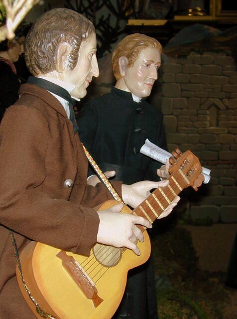 In der Kirche in Laufen haben sich zwei Musiker eingeschlichen: Franz Xaver Gruber und Joseph Mohr geben ihr "Lied" zum Besten. | Foto: Simon Eibl