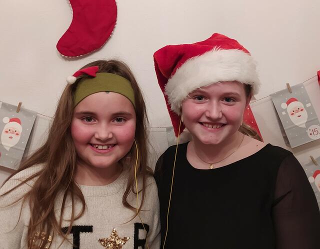 Weihnachtliche Stimmung bei Alina Wacht und Anna Horn. Gesungen wurde mit der Audiospur in den Kopfhörern. Gefilmt wurden sie von ihren Müttern Silvia Wacht und Sabine Horn.