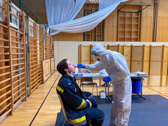 Für den Assistenzeinsatz bei den Massentets unterziehen sich Mitglieder der Freiwilligen Feuerwehr bereits vorab einem Antigen-Schnelltest, so wie hier in der Deutschlandsberger Koralmhalle vor der Zielgruppentestung am vergangenen Wochenende.