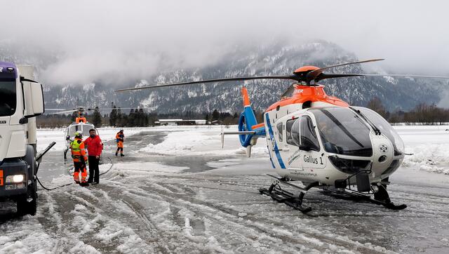 Mehrere Hubschrauber waren im ganzen Bezirk Lienz auf Erkundungsflügen im Einsatz. | Foto: Brunner Images