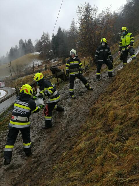 Die Feuerwehr musste Sandsäcke einsetzen. | Foto: FF/Horn