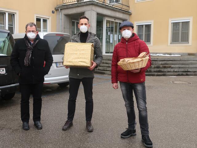 170 Lebkuchen-Nikoläuse wurden als Überraschung für den Bezirks-Krisenstab gebacken. | Foto: privat