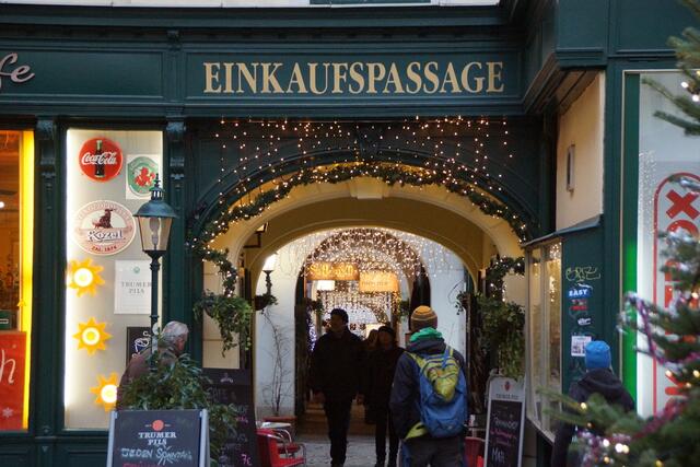 Auch im kleinen Raimundhof, einer Seitengasse der bekannten Mariahilfer Straße, befinden sich sehenswerte Geschäfte und Lokale. | Foto: Alois Fischer