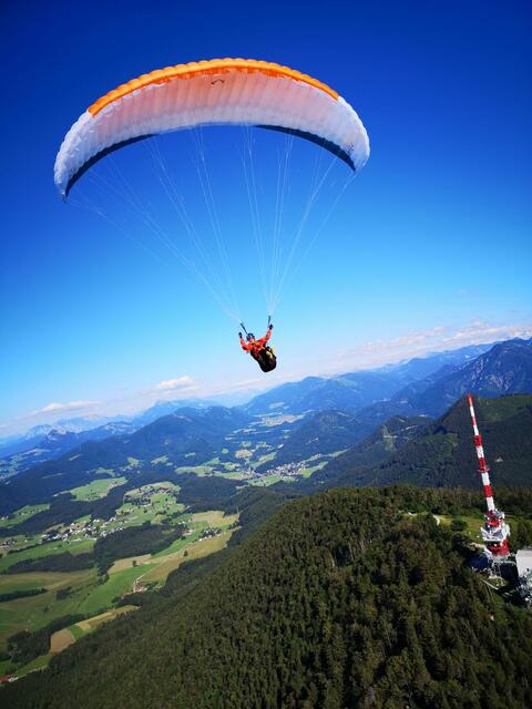 Karin Pichler beim Paragleiten über dem Gaisberg.