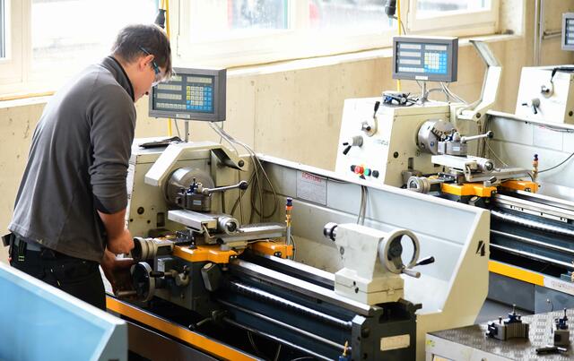 Burschen, ran an die Maschinen, heißt es in den vielen Praxisstunden in der landwirtschaftlichen Fachschule.