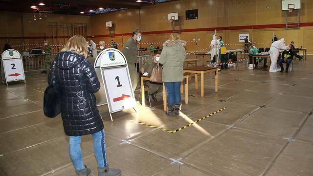 In der Bezirkssporthalle Vöcklabruck fanden am vergangenen Wochenende die Tests für Pädagogen an Schulen und Kindergärten statt – auch ein Probelauf für den Massentest. | Foto: Helmut Klein