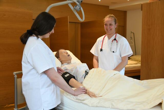 Große Nachfrage herrscht auch bei ausgebildetem Pflegepersonal, in der FSBHM kann deine Karriere beginnen.