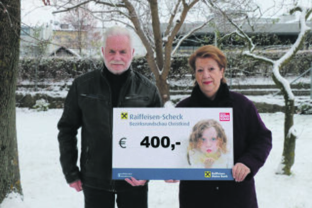 Mit 400 Euro unterstützen Herbert Feilmayr und Margit Bilek das BezirksRundschau-Christkind. | Foto: Jungwirth