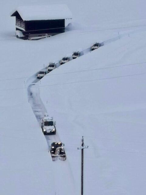 Im Konvoi geht es für die TINETZ Mitarbeiter hier in Obertilliach zu den Einsatzorten. | Foto: Matthias Goller