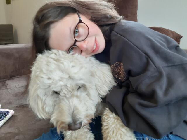 Luna und Elisa  kuscheln Leidenschaftlich gerne. Luna vertreibt Elisas Ängste.   | Foto: Andrea Kitzberger