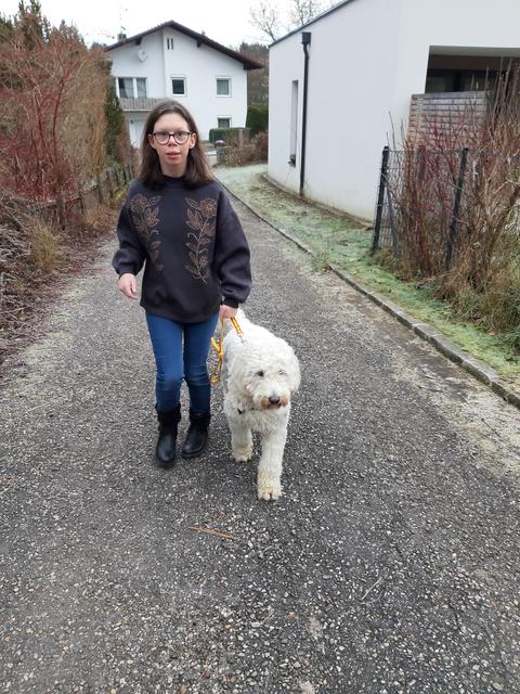Wenn Elisa  auf deer Straße unterwegs ist, nimmt Luna seine Aufgabe sehr ernst, nämlich Elisa zu führen. Der Hund  sollte dabei von anderen Menschen nicht abgelenkt oder gestreichelt werden.  | Foto: Andrea Kitzberger