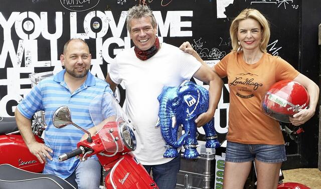 Die drei Abenteurer starten wieder: Christian, Wolfgang und Claudia umrunden Asien. | Foto: Manfred Thumberger