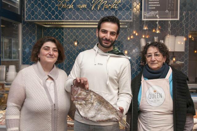 Nächstenliebe hat für Menashe Babaev, Mutter Ester (l.) und Großmutter Jaffa (r.) von "Fisch am Markt" einen hohen Stellenwert.