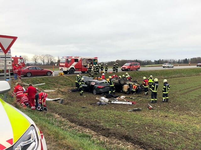 Beim Unfall waren drei Feuerwehren im Einsatz. | Foto: Doms/BRS