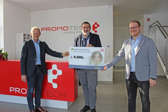 BezirksRundschau-Geschäftsstellenleiter Gerhard Pichlmair nimmt die Spende für Samuel Hruby von Günter und Michael Benninger (Firma Promotech) entgegen.