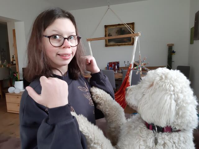 Da Luna noch in der Pubertät ist, ist sie oft noch recht verspielt und liebt es rumzutollen. | Foto: Andrea Kitzberger