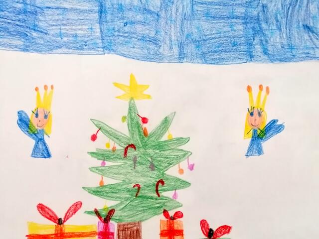 Valerie ist 6 Jahre alt und hat diesen schönen Weihnachtsbaum samt Engelsprinzessinnen gemalt.