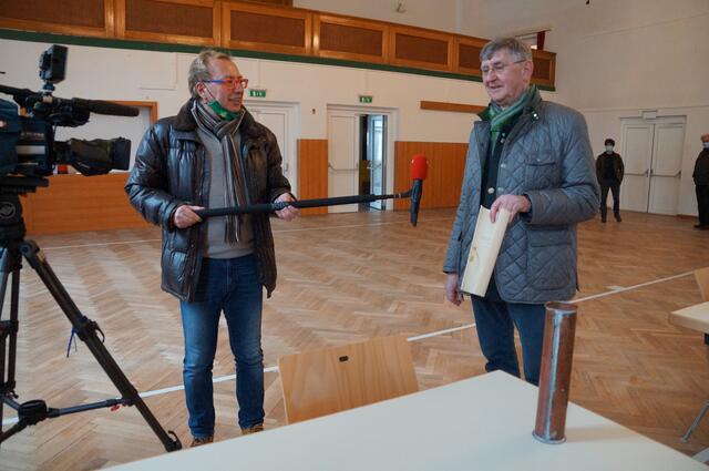 Bgm. Engelbert Köppel zeigt Paul Prattes im Interview die alte Schriftrolle. | Foto: Almer