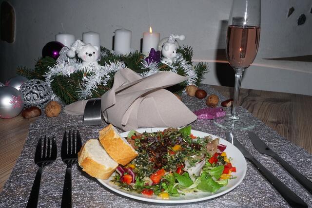 Als Vorspeise gibt es „Duett vom gebeizten Saibling &amp; Lachsforelle auf buntem Wintersalat“ | Foto: Andrea Schmid