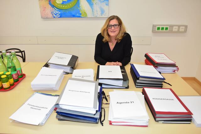 Ganz schön viele Akten: Schaefer-Wiery hat für die Übergabe der Bezirksagenden an ihre Nachfolgerin, Silvia Jankovic (SPÖ), einiges vorbereitet. | Foto: Maximilian Spitzauer