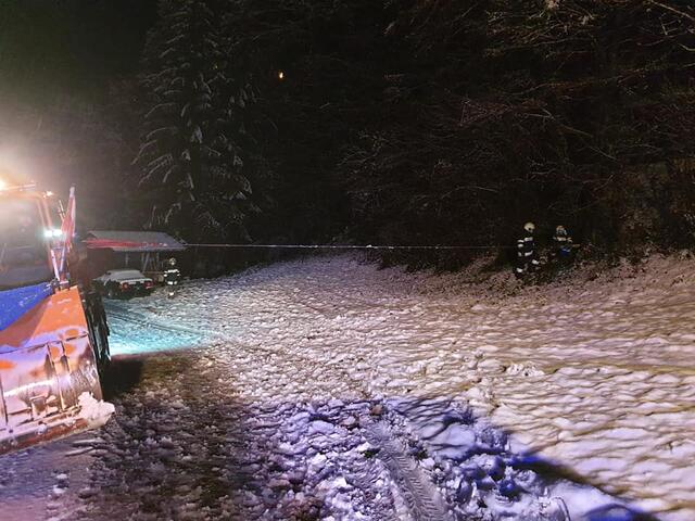 In Maria Lankowitz mussten die Feuerwehren einem Streufahrzeug wieder auf die Straße helfen. | Foto: FF Maria Lankowitz