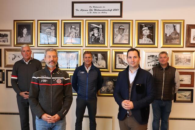 Pressekonferenz zu den Arlberg Kandahar Rennen 2021 mit dem Obmann des Tourismusverbandes St. Anton am Arlberg Josef Chodakowsky, OK-Chef Peter Mall, Direktor des Tourismusverbandes St. Anton am Arlberg Martin Ebster, Generalsekretär des Österreichischen Skiverbandes Christian Scherer und Bürgermeister Helmut Mall (v.l.).