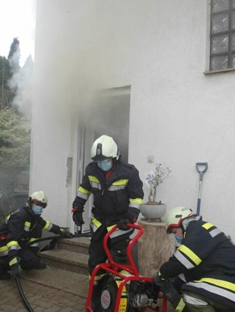 Starke Rauchentwicklung erschwerte den Einsatz. | Foto: W. Planer