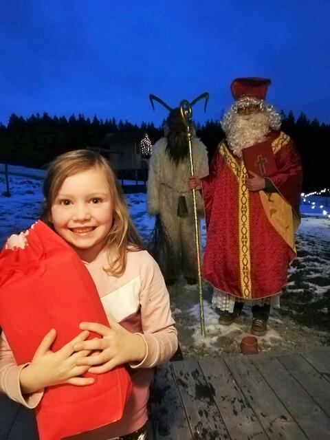 Celina aus Strallegg freute sich über den Besuch von Nikolaus und Krampus.
 | Foto: KK