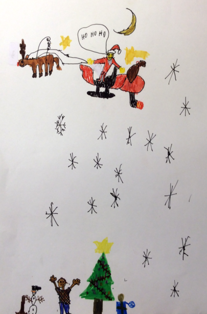 Simons (8 Jahre alt) Weihnachtsmann setzt auf einen motorisierten Schlitten.