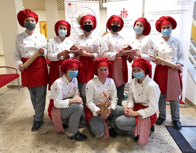 Stolz präsentieren die Lebkuchen-Bäckerinnen der Don Bosco Schulen ihre Werke für einen guten Zweck. | Foto: Don Bosco Schulen