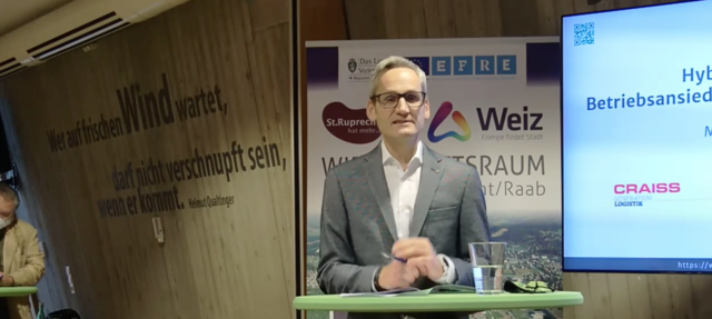 Roman Neubauer moderierte die Pressekonferenz. | Foto: NdC