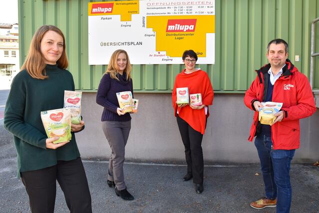 "Nutricia Milupa" spendet mehr als 500 Babypakete – das sind 20.600 Säuglings- und Kleinkinder-Mahlzeiten – an die Caritas Salzburg. Bianca Dirfard, Nichole Duttine und Michaela Heidenreich mit Stefan Lechner (v.l.), Fachbereichsleiter der Caritas. | Foto: Caritas 