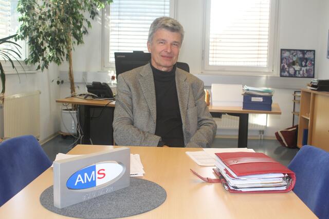 Das AMS war im vergangenen Jahr mit einer Flut an Arbeit konfrontiert. Lieber wäre es Manfred Juricek, wenn andere mehr Arbeit hätten. | Foto: Hofbauer
