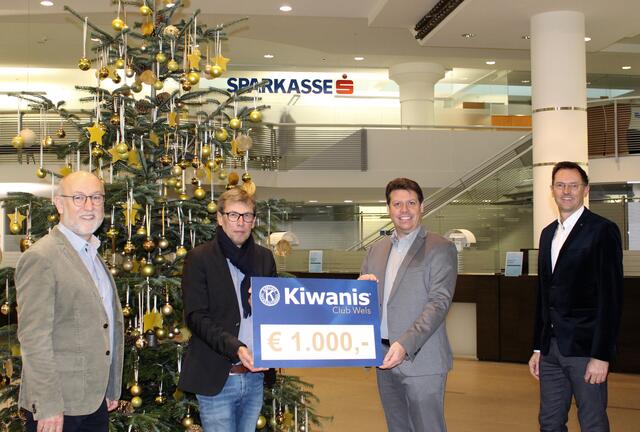 Werner Fischlmayer, Andreas Schmidberger, Eugen Dominik und Robert Reif bei der Scheckübergabe.