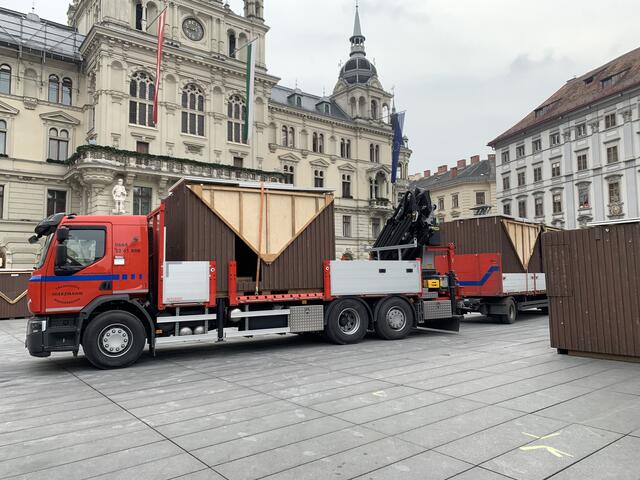 Die Hütten am Grazer Hauptplatz mussten nach der Total-Absage des Adventmarkts wieder weggebracht werden. | Foto: TIMEFOR 