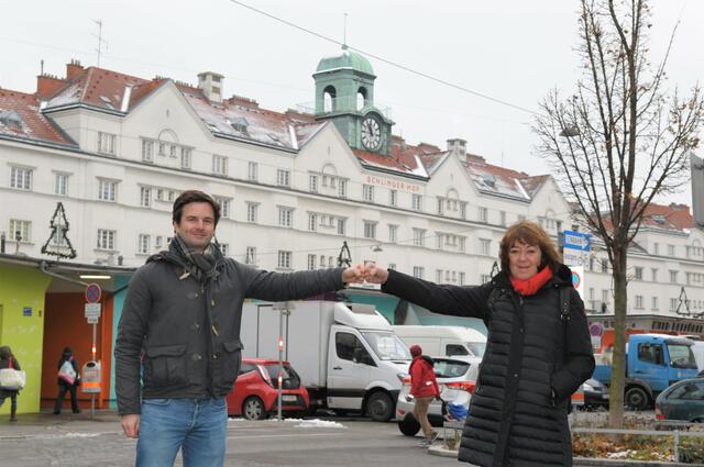 Bernhard Herzog (SPÖ) und Judith Lederer (Neos) machen sich für den Schlingermarkt stark.