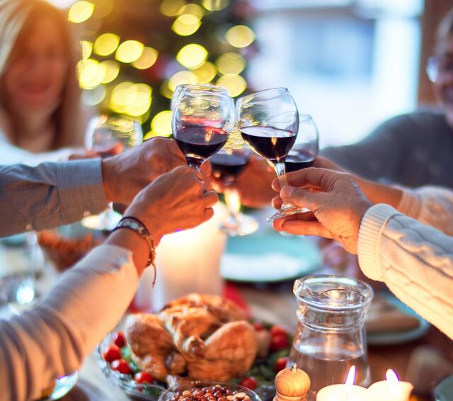 Weihnachten feiern mit Familie und gutem Essen. Am besten bestellen bei den Hernalser Betrieben.