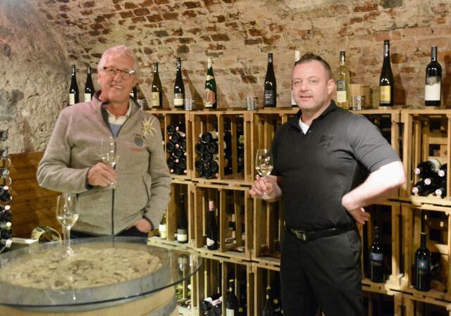 Die beiden Haubenköche Heribert Breitenecker und David Orsag stoßen im Weinkeller des "Weingartls" auf ihre Verdienste an. | Foto: Karin Kerzner