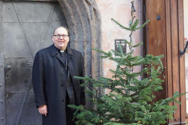 Bischof Hermann Glettler wird heuer Weihnachten etwas nachdenklicher, aber mit Freude feiern | Foto: © Arno Cincelli