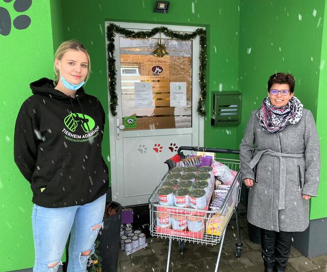 Eine Futterspende übergabe LAbg. Bernadette Kerschler im Adamhof in Straß.