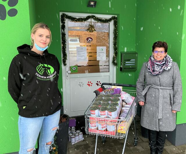 Eine Futterspende übergabe LAbg. Bernadette Kerschler im Adamhof in Straß. | Foto: SPÖ